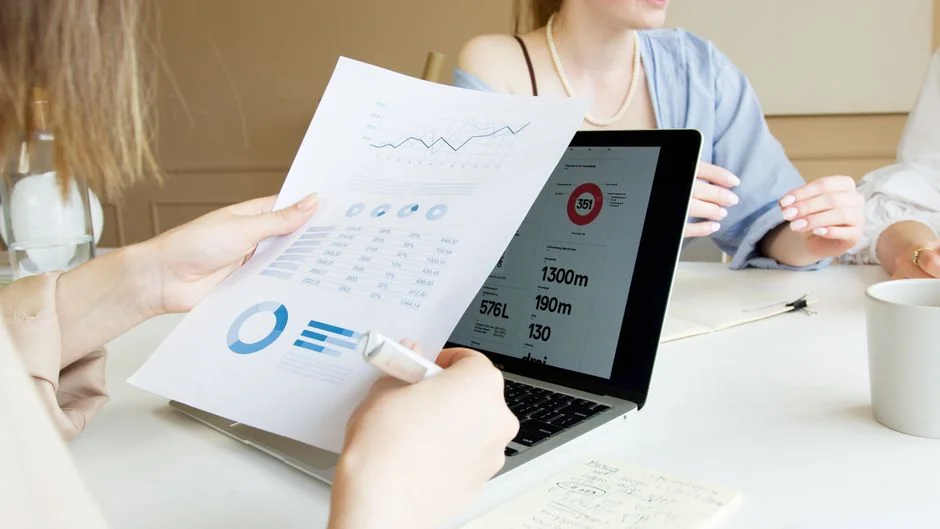 Smartphone affichant le logo LinkedIn avec un clavier et un grand logo en arrière-plan, thème professionnel.
